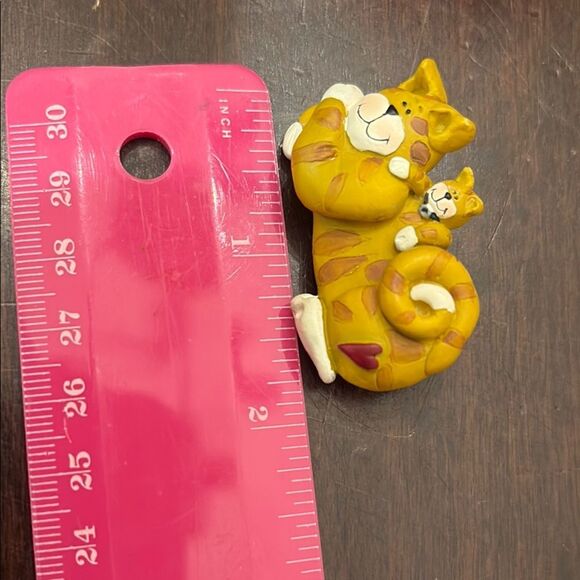 Charming Yellow Cat Brooch - Picture 3 of 3